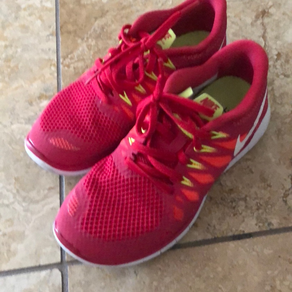 Nike tennis shoes 7